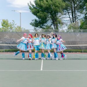 Photo of the Idol Group "Aqu♡rius Encore Project" posing together on a tennis court in their performance outfits.